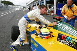 30.05.2004 Estoril, Portugal, Sunday 30 May 2004, Nicky Pastorelli, NED, Draco Racing Jr. Team, helps pushing his car back to the pits - SUPERFUND EURO 3000 Championship Rd 2, Estoril, Portugal, PRT - SUPERFUND COPYRIGHT FREE editorial use only