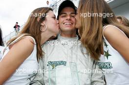 30.05.2004 Estoril, Portugal, Sunday 30 May 2004, Chistiano Tuka Rocha, BRA, Zele Racing, portrait, receives kisses from the Superfund grid girls for being Man of the Race (in Brno), as choosen by the viewers of German DSF TV and visitors of the www.superfundeuro3000.com website - SUPERFUND EURO 3000 Championship Rd 2, Estoril, Portugal, PRT - SUPERFUND COPYRIGHT FREE editorial use only
