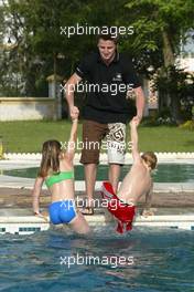 05.06.2004 Jerez, Spain, Saturday 05 June 2004, Jonathan Reid, NZL, John Village Automotive relaxes with his brother and sister by the pool - SUPERFUND EURO 3000 Championship Rd 3, Jerez, Spain, ESP - SUPERFUND COPYRIGHT FREE editorial use only
