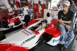 06.06.2004 Jerez, Spain, Sunday 06 June 2004, Mathias Lauda, AUT, Euro 3000 Traini Racing watches Nicky Pastorelli, NED, Draco Racing Jr. Team playing on the Toyota F1 simulator - SUPERFUND EURO 3000 Championship Rd 3, Jerez, Spain, ESP - SUPERFUND COPYRIGHT FREE editorial use only