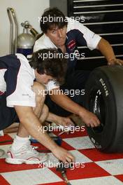 26.06.2004 Monza, Italy, Saturday 26 June 2004, Mechanics check the tyre pressures - SUPERFUND EURO 3000 Championship Rd 4, Monza, Italy, ITA - SUPERFUND COPYRIGHT FREE editorial use only