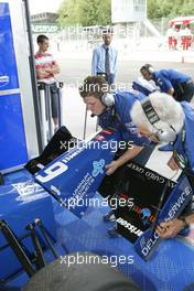 26.06.2004 Monza, Italy, Saturday 26 June 2004,  A new nose cone is put on Maxime Hodencq's car - SUPERFUND EURO 3000 Championship Rd 4, Monza, Italy, ITA - SUPERFUND COPYRIGHT FREE editorial use only