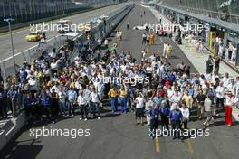 27.06.2004 Monza, Italy, Sunday 27 June 2004, The teams watch their drivers on the podium - SUPERFUND EURO 3000 Championship Rd 4, Monza, Italy, ITA - SUPERFUND COPYRIGHT FREE editorial use only