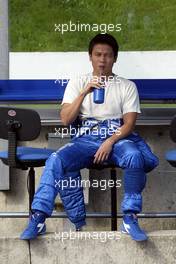 17.07.2004 Spa, Belgium, Saturday 17 July 2004, Tor Graves, GBR, GP Racing, keeps cool and has a drink - SUPERFUND EURO 3000 Championship Rd 5, Spa Francorchamps, Belgium, BEL - SUPERFUND COPYRIGHT FREE editorial use only