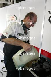 18.07.2004 Spa, Belgium, Sunday 18 July 2004, John Villiage prepares the fuel for the race - SUPERFUND EURO 3000 Championship Rd 5, Spa Francorchamps, Belgium, BEL - SUPERFUND COPYRIGHT FREE editorial use only
