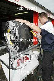 18.07.2004 Spa, Belgium, Sunday 18 July 2004, Tyres are cleaned - SUPERFUND EURO 3000 Championship Rd 5, Spa Francorchamps, Belgium, BEL - SUPERFUND COPYRIGHT FREE editorial use only