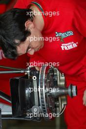 18.07.2004 Spa, Belgium, Sunday 18 July 2004, Final preparations are made to the brakes - SUPERFUND EURO 3000 Championship Rd 5, Spa Francorchamps, Belgium, BEL - SUPERFUND COPYRIGHT FREE editorial use only