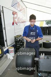 18.07.2004 Spa, Belgium, Sunday 18 July 2004, Avon prepare the tires for the race - SUPERFUND EURO 3000 Championship Rd 5, Spa Francorchamps, Belgium, BEL - SUPERFUND COPYRIGHT FREE editorial use only