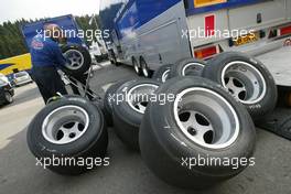 18.07.2004 Spa, Belgium, Sunday 18 July 2004, The teams prepare their tyres for the race - SUPERFUND EURO 3000 Championship Rd 5, Spa Francorchamps, Belgium, BEL - SUPERFUND COPYRIGHT FREE editorial use only