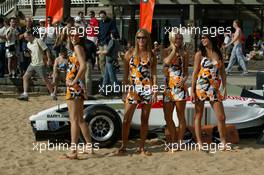 03.03.2004 Melbourne, Australia, F1, Wednesday, March, Brunotti's Australian Beach Party at St. Kilda Beach, Brunotti girls pose with the BAR006. Formula 1 World Championship, Rd 1, Australian Grand Prix. www.xpb.cc, EMail: info@xpb.cc - copy of publication required for printed pictures. Every used picture is fee-liable. c Copyright: photo4 / xpb.cc - LEGAL NOTICE: THIS PICTURE IS NOT FOR ITALY  AND GREECE  PRINT USE, KEINE PRINT BILDNUTZUNG IN ITALIEN  UND  GRIECHENLAND!