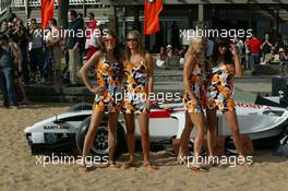 03.03.2004 Melbourne, Australia, F1, Wednesday, March, Brunotti's Australian Beach Party at St. Kilda Beach, Brunotti girls pose by the BAR006. Formula 1 World Championship, Rd 1, Australian Grand Prix. www.xpb.cc, EMail: info@xpb.cc - copy of publication required for printed pictures. Every used picture is fee-liable. c Copyright: photo4 / xpb.cc - LEGAL NOTICE: THIS PICTURE IS NOT FOR ITALY  AND GREECE  PRINT USE, KEINE PRINT BILDNUTZUNG IN ITALIEN  UND  GRIECHENLAND!