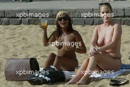 03.03.2004 Melbourne, Australia, F1, Wednesday, March, Brunotti's Australian Beach Party at St. Kilda Beach, Brits abroad,  English girl's soak up the sun on the beach. Formula 1 World Championship, Rd 1, Australian Grand Prix. www.xpb.cc, EMail: info@xpb.cc - copy of publication required for printed pictures. Every used picture is fee-liable. c Copyright: xpb.cc