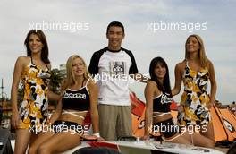 03.03.2004 Melbourne, Australia, F1, Wednesday, March, Brunotti's Australian Beach Party at St. Kilda Beach, Takuma Sato, JPN,  BAR Honda poses on the beach with some girls from Brunotti. Formula 1 World Championship, Rd 1, Australian Grand Prix. www.xpb.cc, EMail: info@xpb.cc - copy of publication required for printed pictures. Every used picture is fee-liable. c Copyright: xpb.cc