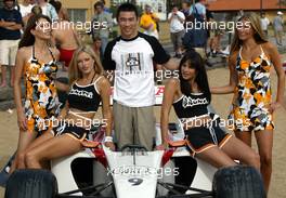 03.03.2004 Melbourne, Australia, F1, Wednesday, March, Brunotti's Australian Beach Party at St. Kilda Beach, Takuma Sato, JPN,  BAR Honda, Formula 1 World Championship, Rd 1, Australian Grand Prix, Girls, Girl, Babes. www.xpb.cc, EMail: info@xpb.cc - copy of publication required for printed pictures. Every used picture is fee-liable. c Copyright: xpb.cc