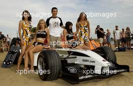 03.03.2004 Melbourne, Australia, F1, Wednesday, March, Brunotti's Australian Beach Party at St. Kilda Beach, Takuma Sato, JPN,  BAR Honda poses with a few Brunotti girls on the beach. Formula 1 World Championship, Rd 1, Australian Grand Prix. www.xpb.cc, EMail: info@xpb.cc - copy of publication required for printed pictures. Every used picture is fee-liable. c Copyright: xpb.cc