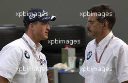 05.03.2004 Melbourne, Australia, F1, Friday, March, Ralf Schumacher, GER, BMW WilliamsF1 talks with Mario Theissen, Dr., GER, BMW Motorsport Director. Formula 1 World Championship, Rd 1, Australian Grand Prix. www.xpb.cc, EMail: info@xpb.cc - copy of publication required for printed pictures. Every used picture is fee-liable. c Copyright: xpb.cc