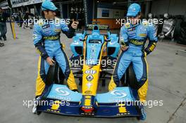 05.03.2004 Melbourne, Australia, F1, Friday, March, Jarno Trulli, ITA, Renault F1 Team and Fernando Alonso, ESP, Renault F1 Team with telefonica mobile phones. Formula 1 World Championship, Rd 1, Australian Grand Prix. www.xpb.cc, EMail: info@xpb.cc - copy of publication required for printed pictures. Every used picture is fee-liable. c Copyright: photo4 / xpb.cc - LEGAL NOTICE: THIS PICTURE IS NOT FOR ITALY  AND GREECE  PRINT USE, KEINE PRINT BILDNUTZUNG IN ITALIEN  UND  GRIECHENLAND!