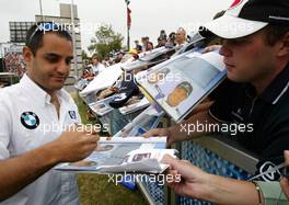 05.03.2004 Melbourne, Australia, F1, Friday, March, Juan-Pablo Montoya, COL, BMW WilliamsF1, signing autographs to the fans, Formula 1 World Championship, Rd 1, Australian Grand Prix. www.xpb.cc, EMail: info@xpb.cc - copy of publication required for printed pictures. Every used picture is fee-liable. c Copyright: xpb.cc