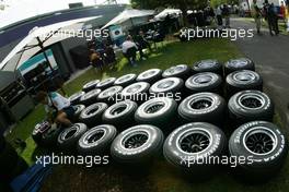 05.03.2004 Melbourne, Australia, F1, Friday, March, Sauber prepare their Bridgesone tyres. Formula 1 World Championship, Rd 1, Australian Grand Prix. www.xpb.cc, EMail: info@xpb.cc - copy of publication required for printed pictures. Every used picture is fee-liable. c Copyright: xpb.cc