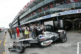 05.03.2004 Melbourne, Australia, F1, Friday, March, David Coulthard, GBR, West McLaren Mercedes, MP4-19, Pitlane, Box, Garage, Practice, Formula 1 World Championship, Rd 1, Australian Grand Prix. www.xpb.cc, EMail: info@xpb.cc - copy of publication required for printed pictures. Every used picture is fee-liable. c Copyright: xpb.cc