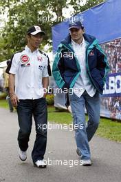 05.03.2004 Melbourne, Australia, F1, Friday, March, Takuma Sato, JPN,  BAR Honda talks with Giancarlo Fisichella, ITA, Sauber. Formula 1 World Championship, Rd 1, Australian Grand Prix. www.xpb.cc, EMail: info@xpb.cc - copy of publication required for printed pictures. Every used picture is fee-liable. c Copyright: photo4 / xpb.cc - LEGAL NOTICE: THIS PICTURE IS NOT FOR ITALY  AND GREECE  PRINT USE, KEINE PRINT BILDNUTZUNG IN ITALIEN  UND  GRIECHENLAND!