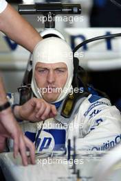 05.03.2004 Melbourne, Australia, F1, Friday, March, Practice, Ralf Schumacher, GER, BMW WilliamsF1 Team, FW26, Pitlane, Box, Garage gets into his car. Formula 1 World Championship, Rd 1, Australian Grand Prix. www.xpb.cc, EMail: info@xpb.cc - copy of publication required for printed pictures. Every used picture is fee-liable. c Copyright: xpb.cc