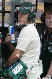 05.03.2004 Melbourne, Australia, F1, Friday, March, Practice, Christian Klien, AUT, Jaguar has a drink. Formula 1 World Championship, Rd 1, Australian Grand Prix. www.xpb.cc, EMail: info@xpb.cc - copy of publication required for printed pictures. Every used picture is fee-liable. c Copyright: xpb.cc