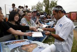 05.03.2004 Melbourne, Australia, F1, Friday, March, Juan-Pablo Montoya, COL, BMW WilliamsF1, signing autographs to the fans, Formula 1 World Championship, Rd 1, Australian Grand Prix. www.xpb.cc, EMail: info@xpb.cc - copy of publication required for printed pictures. Every used picture is fee-liable. c Copyright: xpb.cc
