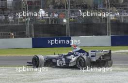 05.03.2004 Melbourne, Australia, F1, Friday, March, Practice, Juan-Pablo Montoya, COL, Juan Pablo, BMW WilliamsF1 Team, FW26, Action, Track goes onto the grass. Formula 1 World Championship, Rd 1, Australian Grand Prix. www.xpb.cc, EMail: info@xpb.cc - copy of publication required for printed pictures. Every used picture is fee-liable. c Copyright: xpb.cc