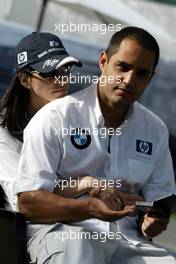 05.03.2004 Melbourne, Australia, F1, Friday, March, Juan-Pablo Montoya, COL, BMW WilliamsF1 and Connie Montoya, Wife of Juan Pablo Montoya. Formula 1 World Championship, Rd 1, Australian Grand Prix. www.xpb.cc, EMail: info@xpb.cc - copy of publication required for printed pictures. Every used picture is fee-liable. c Copyright: xpb.cc