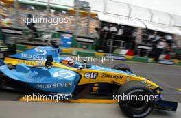05.03.2004 Melbourne, Australia, F1, Friday, March, Fernando Alonso, ESP, Mild Seven Renault F1 Team, Pitlane, Box, Garage, Practice, Formula 1 World Championship, Rd 1, Australian Grand Prix. www.xpb.cc, EMail: info@xpb.cc - copy of publication required for printed pictures. Every used picture is fee-liable. c Copyright: xpb.cc