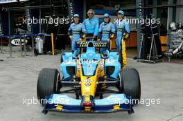 05.03.2004 Melbourne, Australia, F1, Friday, March, Jarno Trulli, ITA, Renault F1 Team, Flavio Briaore, ITA, Renault, Teamchief, Managing Director, Fernando Alonso, ESP, Renault F1 Team, and Franck Montagny, FRA, Testdriver, Renault F1 Team. Formula 1 World Championship, Rd 1, Australian Grand Prix. www.xpb.cc, EMail: info@xpb.cc - copy of publication required for printed pictures. Every used picture is fee-liable. c Copyright: photo4 / xpb.cc - LEGAL NOTICE: THIS PICTURE IS NOT FOR ITALY  AND GREECE  PRINT USE, KEINE PRINT BILDNUTZUNG IN ITALIEN  UND  GRIECHENLAND!