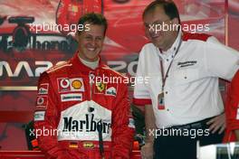 05.03.2004 Melbourne, Australia, F1, Friday, March, Michael Schumacher, GER, Scuderia Ferrari Marlboro, F2004, Pitlane, Box, Garage laughs with a Bridgestone engineer. Practice, Formula 1 World Championship, Rd 1, Australian Grand Prix. www.xpb.cc, EMail: info@xpb.cc - copy of publication required for printed pictures. Every used picture is fee-liable. c Copyright: xpb.cc