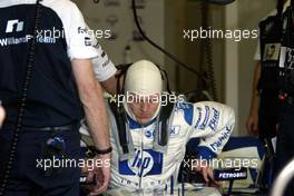 05.03.2004 Melbourne, Australia, F1, Friday, March, Practice, Ralf Schumacher, GER, BMW WilliamsF1 Team, FW26, Pitlane, Box, Garage gets into his car. Formula 1 World Championship, Rd 1, Australian Grand Prix. www.xpb.cc, EMail: info@xpb.cc - copy of publication required for printed pictures. Every used picture is fee-liable. c Copyright: xpb.cc