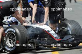 05.03.2004 Melbourne, Australia, F1, Friday, March, David Coulthard, GBR, West McLaren Mercedes, MP4-19, Pitlane, Box, Garage, hot breakes, Practice, Formula 1 World Championship, Rd 1, Australian Grand Prix. www.xpb.cc, EMail: info@xpb.cc - copy of publication required for printed pictures. Every used picture is fee-liable. c Copyright: xpb.cc