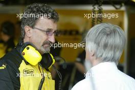 05.03.2004 Melbourne, Australia, F1, Friday, March, Practice, Eddie Jordan, IRL, Jordan, Teamchief, Chief Executive talks with Bernie Ecclestone, GBR. Formula 1 World Championship, Rd 1, Australian Grand Prix. www.xpb.cc, EMail: info@xpb.cc - copy of publication required for printed pictures. Every used picture is fee-liable. c Copyright: xpb.cc