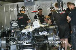 05.03.2004 Melbourne, Australia, F1, Friday, March, The McLaren team get their car ready for the practice session. Formula 1 World Championship, Rd 1, Australian Grand Prix. www.xpb.cc, EMail: info@xpb.cc - copy of publication required for printed pictures. Every used picture is fee-liable. c Copyright: xpb.cc