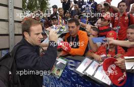05.03.2004 Melbourne, Australia, F1, Friday, March, Rubens Barrichello, BRA, Ferrari signs a few autographs. Formula 1 World Championship, Rd 1, Australian Grand Prix. www.xpb.cc, EMail: info@xpb.cc - copy of publication required for printed pictures. Every used picture is fee-liable. c Copyright: xpb.cc
