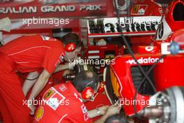 05.03.2004 Melbourne, Australia, F1, Friday, March, Ferrari mechanics check the rear end of the car after Michael Schumacher, GER, Ferrari runs back into the garage. Formula 1 World Championship, Rd 1, Australian Grand Prix. www.xpb.cc, EMail: info@xpb.cc - copy of publication required for printed pictures. Every used picture is fee-liable. c Copyright: xpb.cc