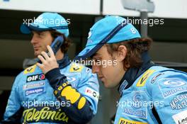 05.03.2004 Melbourne, Australia, F1, Friday, March, Fernando Alonso, ESP, Renault F1 Team and Jarno Trulli, ITA, Renault F1 Team. Formula 1 World Championship, Rd 1, Australian Grand Prix. www.xpb.cc, EMail: info@xpb.cc - copy of publication required for printed pictures. Every used picture is fee-liable. c Copyright: photo4 / xpb.cc - LEGAL NOTICE: THIS PICTURE IS NOT FOR ITALY  AND GREECE  PRINT USE, KEINE PRINT BILDNUTZUNG IN ITALIEN  UND  GRIECHENLAND!