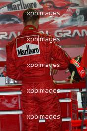 05.03.2004 Melbourne, Australia, F1, Friday, March, Practice, Michael Schumacher, GER, Scuderia Ferrari Marlboro, F2004, Pitlane, Box, Garage gets ready for the first practice session of 2004. Formula 1 World Championship, Rd 1, Australian Grand Prix. www.xpb.cc, EMail: info@xpb.cc - copy of publication required for printed pictures. Every used picture is fee-liable. c Copyright: xpb.cc