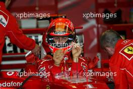 05.03.2004 Melbourne, Australia, F1, Friday, March, Michael Schumacher, GER, Scuderia Ferrari Marlboro, F2004, Pitlane, Box, Garage gets into his car, Practice, Formula 1 World Championship, Rd 1, Australian Grand Prix. www.xpb.cc, EMail: info@xpb.cc - copy of publication required for printed pictures. Every used picture is fee-liable. c Copyright: xpb.cc