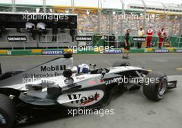 05.03.2004 Melbourne, Australia, F1, Friday, March, David Coulthard, GBR, West McLaren Mercedes, MP4-19, Pitlane, Box, Garage, Practice, Formula 1 World Championship, Rd 1, Australian Grand Prix. www.xpb.cc, EMail: info@xpb.cc - copy of publication required for printed pictures. Every used picture is fee-liable. c Copyright: xpb.cc