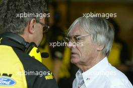 05.03.2004 Melbourne, Australia, F1, Friday, March, Practice, Eddie Jordan, IRL, Jordan, Teamchief, Chief Exeutive talks with Bernie Ecclestone, GBR. Formula 1 World Championship, Rd 1, Australian Grand Prix. www.xpb.cc, EMail: info@xpb.cc - copy of publication required for printed pictures. Every used picture is fee-liable. c Copyright: xpb.cc