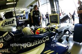06.03.2004 Melbourne, Australia, F1, Saturday, March, Ralf Schumacher, GER, BMW WilliamsF1 Team, FW26, Pitlane, Box, Garage watches over the tmes. Formula 1 World Championship, Rd 1, Australian Grand Prix Practice.  www.xpb.cc, EMail: info@xpb.cc - copy of publication required for printed pictures. Every used picture is fee-liable.c Copyright: photo4 / xpb.cc - LEGAL NOTICE: THIS PICTURE IS NOT FOR ITALY  AND GREECE  PRINT USE, KEINE PRINT BILDNUTZUNG IN ITALIEN  UND  GRIECHENLAND!