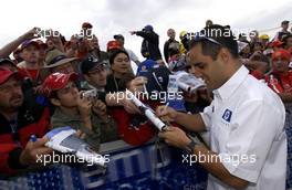 06.03.2004 Melbourne, Australia, F1, Saturday, March, Juan-Pablo Montoya, COL, BMW WilliamsF1 signs a few autographs for some Australian fans. Formula 1 World Championship, Rd 1, Australian Grand Prix. www.xpb.cc, EMail: info@xpb.cc - copy of publication required for printed pictures. Every used picture is fee-liable. c Copyright: xpb.cc