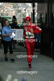 06.03.2004 Melbourne, Australia, F1, Saturday, March, Michael Schumacher, GER, Ferrari runs to the press conference. Formula 1 World Championship, Rd 1, Australian Grand Prix. www.xpb.cc, EMail: info@xpb.cc - copy of publication required for printed pictures. Every used picture is fee-liable. c Copyright: Kucera / xpb.cc - LEGAL NOTICE: THIS PICTURE IS NOT FOR AUSTRIA PRINT USE, KEINE PRINT BILDNUTZUNG IN OESTERREICH!