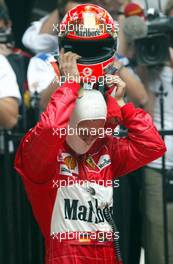 07.03.2004 Melbourne, Australia, F1, Sunday, March, Michael Schumacher, GER, Ferrari, shake hands with Fernando Alonso, ESP, Renault F1 Team, in the Park Ferme, Formula 1 World Championship, Rd 1, Australian Grand Prix. www.xpb.cc, EMail: info@xpb.cc - copy of publication required for printed pictures. Every used picture is fee-liable. c Copyright: xpb.cc