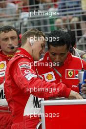 07.03.2004 Melbourne, Australia, F1, Sunday, March, Grid, Michael Schumacher, GER, Ferrari . Balbir Singh (Pysio of Michael Schumacher) Formula 1 World Championship, Rd 1, Australian Grand Prix. www.xpb.cc, EMail: info@xpb.cc - copy of publication required for printed pictures. Every used picture is fee-liable. c Copyright: photo4 / xpb.cc - LEGAL NOTICE: THIS PICTURE IS NOT FOR ITALY  AND GREECE  PRINT USE, KEINE PRINT BILDNUTZUNG IN ITALIEN  UND  GRIECHENLAND!