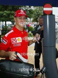 07.03.2004 Melbourne, Australia, F1, Sunday, March, Michael Schumacher, GER, Ferrari arrives at the circuit. Formula 1 World Championship, Rd 1, Australian Grand Prix. www.xpb.cc, EMail: info@xpb.cc - copy of publication required for printed pictures. Every used picture is fee-liable. c Copyright: xpb.cc